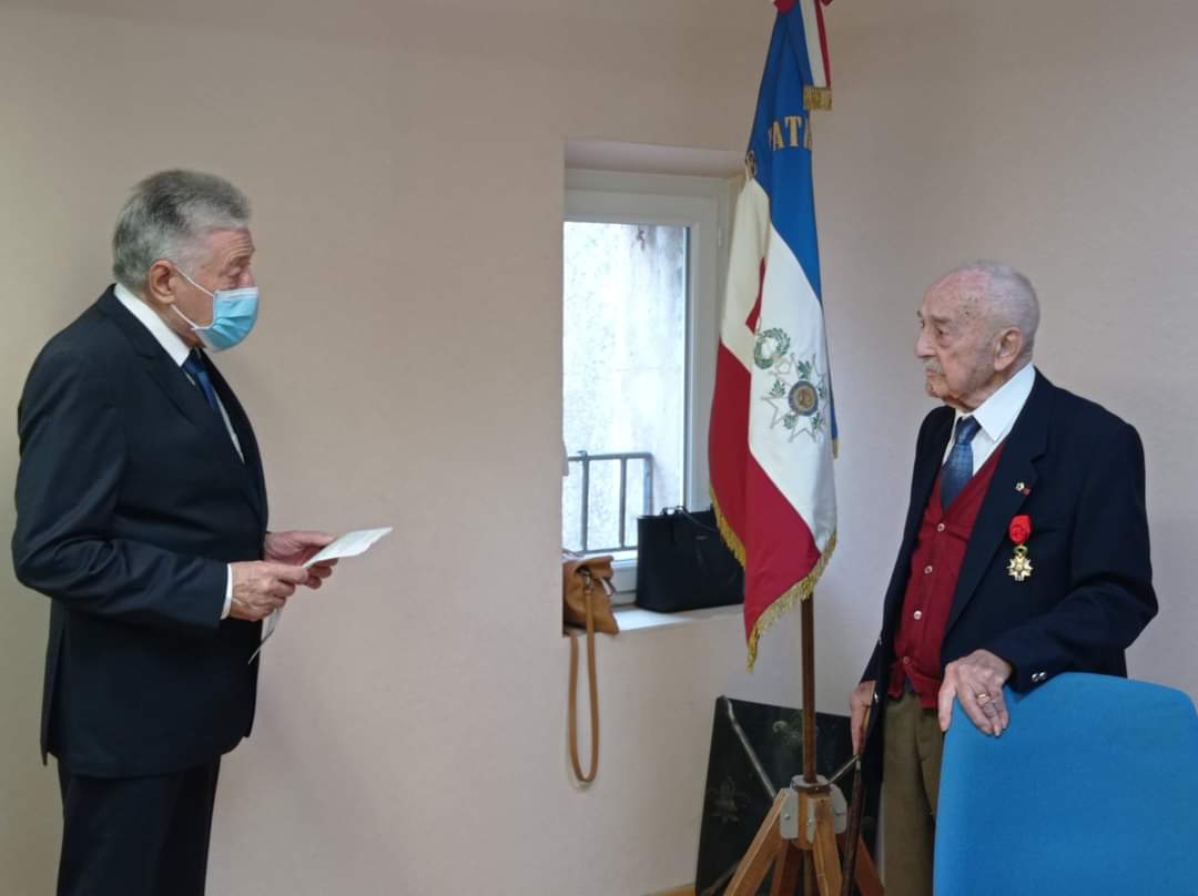 M. Colle recevant les insignes d'officier de la Légion d'Honneur en janvier 2021 à la mairie de Vidauban.